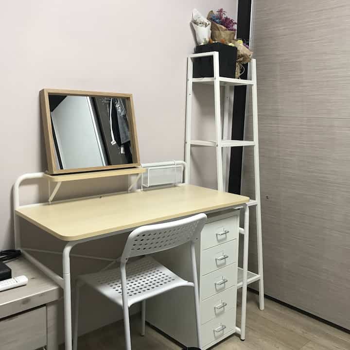 ホワイトとナチュラルカラーのコンパクトな部屋、デスクと鏡、棚が配置されたすっきりとしたワークスペース