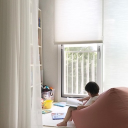나무그늘 아래서 책보는 느낌 :-)
덕분에(?) 책읽는 걸 좋아하는 딸아이