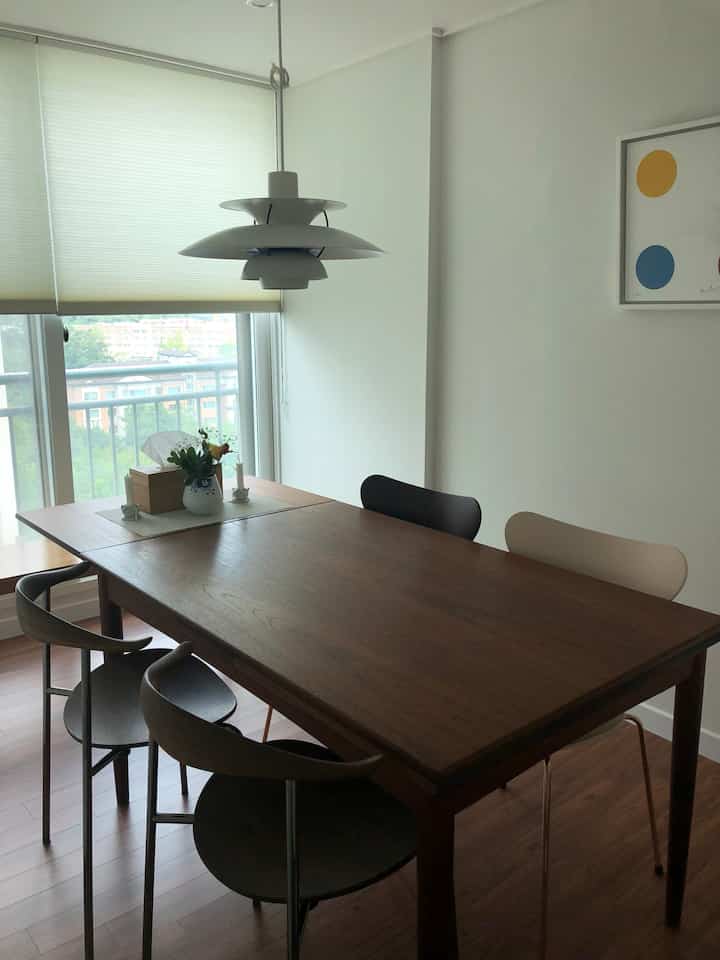 白い壁と木目調のダイニングテーブルが調和した自然な雰囲気のモダンダイニング