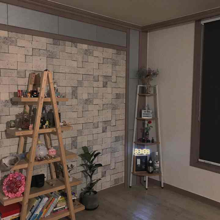 자투리 목재로 만든 사다리선반 🛠 
좋아하는 색깔인 그레이와 오크(내츄럴) 
그리고 나무와 꽃.
