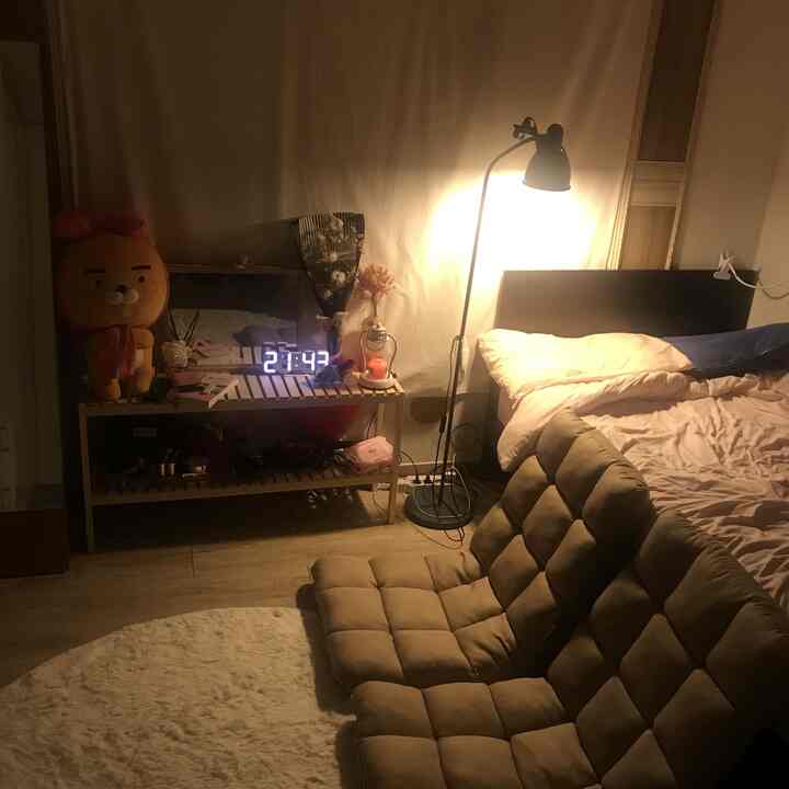 작은 원룸에 조명과 러그로 아늑한공간으로 꾸며보았어요~ 가을인만큼 베이지톤으로  맞추어 따듯함도 추가뿜뿜 그래서그런가 집에 매일있고싶어지네요~ㅎㅎㅎㅎ
