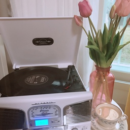 좋은 음악에 커피한잔으로 시작하는 토요일 아침~
라떼한잔에 once - falling slowly~💕