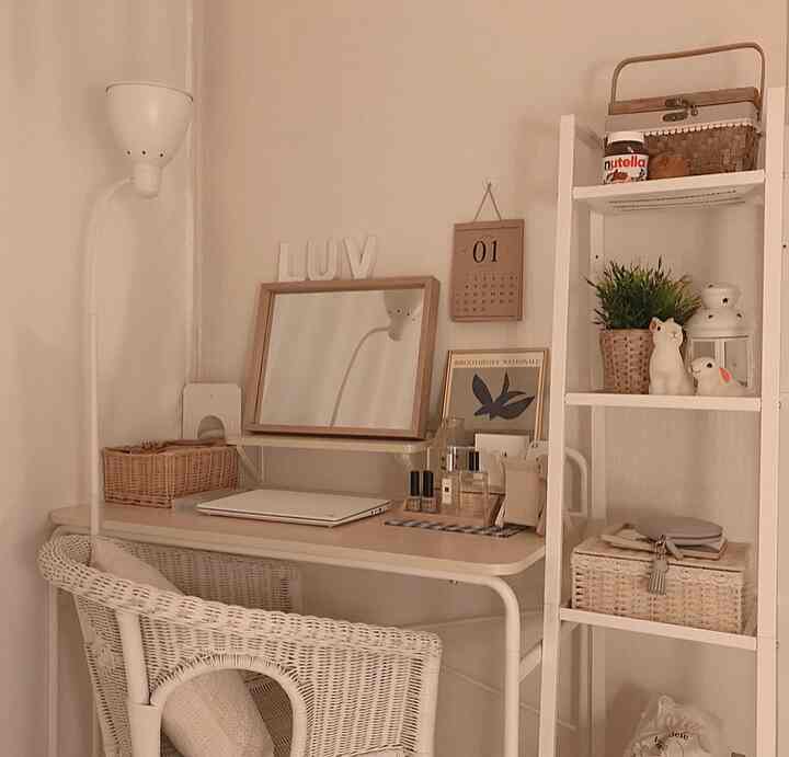 ホワイトとナチュラルカラーのホームオフィス、ラタンチェアとメタルシェルフが配置された雰囲気のあるインテリア