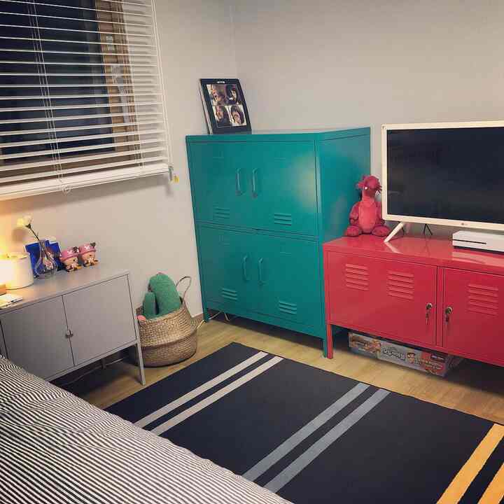 5학년이된 아들램이방
책상은 넣어주기 싫고 잠자는방으로만해주고싶어 마켓비 수납장으로 정리😀
철제디자인으로 색상만 틀리게 인테리어하니 단순하지 않고 맘에드네요👍🏻