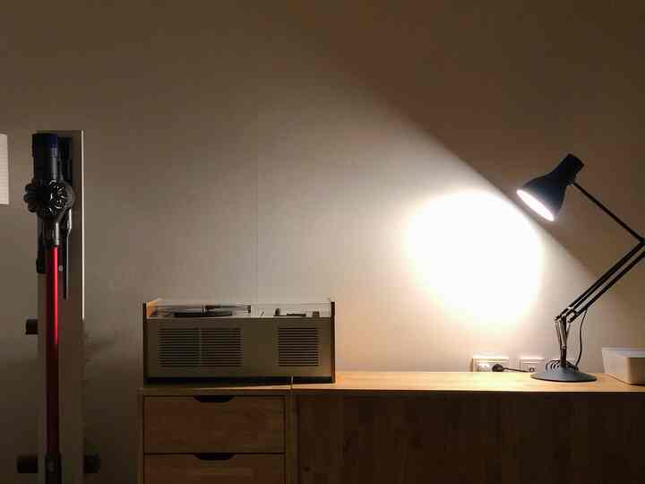 거실장에 Anglepoise type75 조명을 올려보았습니다. 부분조명으로 집에 분위기를 더하는게 재밌네요