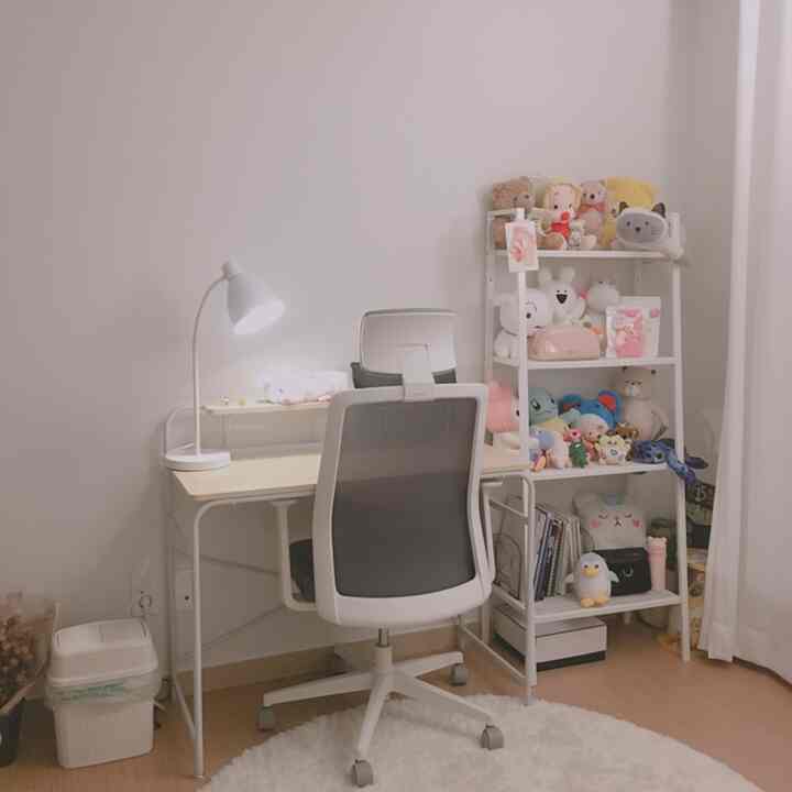 안녕하세요♥️ 올해 새내기 입니다ㅠㅠ😘
수험 끝나고 새집으로 이사를 했답니다!
이공간은 공부 할 수 있게 아기자기 꾸몄고 
옆에 선반에는 인형들과 밑에 책들을 놓을 수 있게
따로 준비했답니다😊