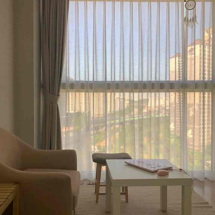 ベージュと白のトーンのコンパクトなオフィステルのリビング、ソファとテーブルが配置された落ち着いた休憩スペース