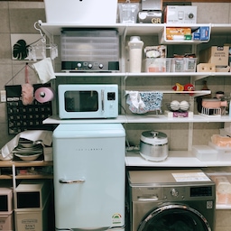 저희집은 단독주택에
방 2개+방과 방 사이에 있는 좁은 복도형 거실,작은 부엌이 있는 구조의 30년이 훨씬 넘은 집이에요  ꈍ◡ꈍ
자취의 필수품 중 하나인 렌지대를 
작은 복도형 거실에 놓고 살림꾸러미를 올려놓고 살았는데
건조기가 들어오면서 이케아 알고트 선반을 짜 넣었어요!
