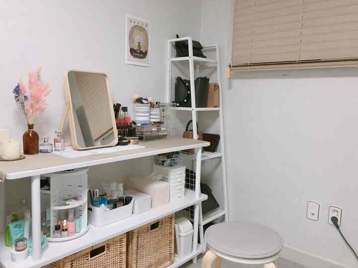 白と茶色のトーンの狭い部屋の化粧台スペース、棚とスツールが配置された整理されたナチュラルモダンなインテリア