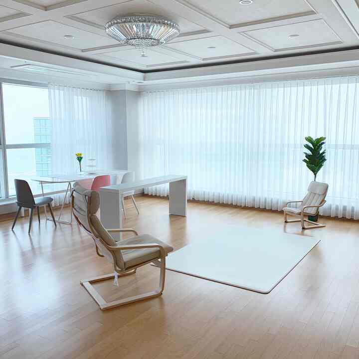 白と木目調が調和したダイニングとリビングの空間で、シンプルでナチュラルなモダンインテリアの印象的な空間