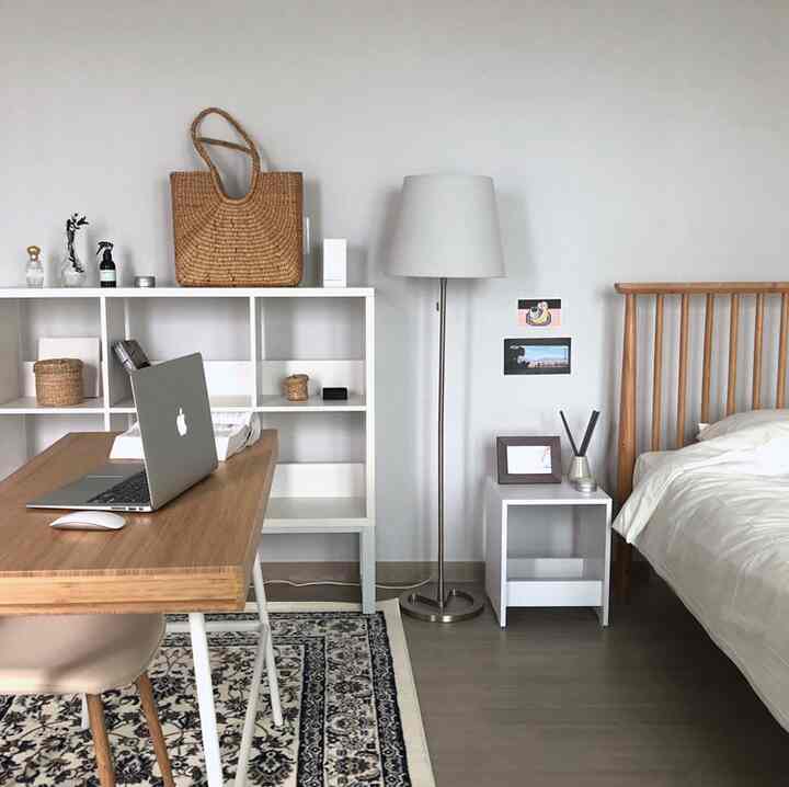 木目調と白の寝室、机と本棚が配置されたシンプルで自然な雰囲気のあるインテリア