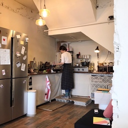 요기서 이렇게 밥집을 하다가 집으로 들어오게 되었어요 
저는 이미 언제 밥집을 했던가 싶은데 아직두 오며 가며 여기 맛있는데 한마디 먹고싶어요 생각나요 연락 한통에 마음은 훈훈해져요 .. 