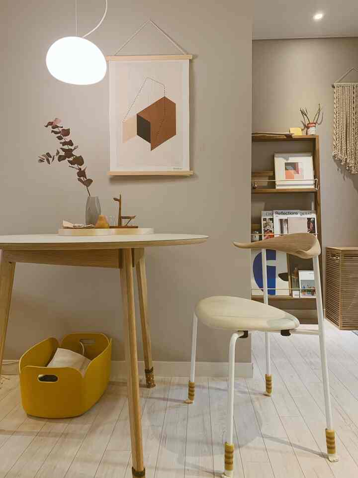 明るい木目調とホワイトが調和した北欧スタイルのダイニング、食卓と椅子が配置された温かみのある空間