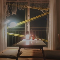 이번 할로윈때 저희집이에요~🧟‍♀️
딱히 파티를 한건 아니지만 꾸미고 혼자 만족하며 좋아했어요ㅎㅎ
이번 크리스마스는 어떻게 꾸밀까 고민중이에여ㅎㅎ
평상 위에 테이블은 생각보다 무거워서 올리는게 힘들었어요...그치만 그만큼 무거워서 왠지 안정감들고 음식사진 찍으면 하얀테이블덕이 더욱 잘 나와요ㅎㅎ
그냥 평상에 앉아 있으려니 엉덩이 아파서 방석도 구매했는데 뭔가 흘려도 스며들지 않아 좋더라구요!!