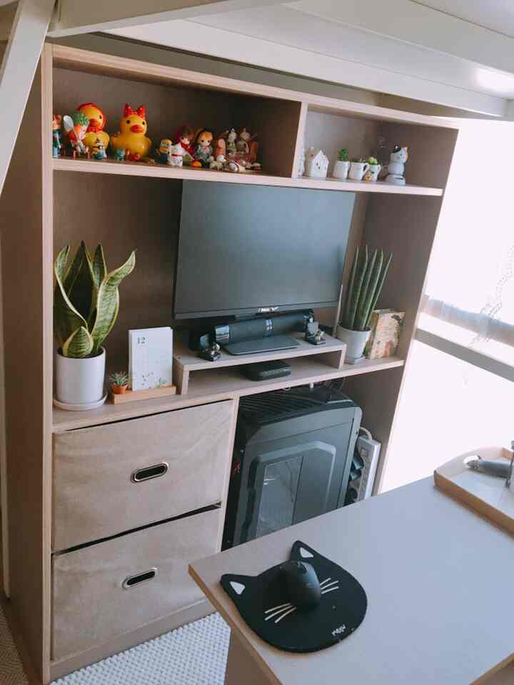 ナチュラルな木目調のホームオフィス空間、コンピュータモニターと本棚、多目的収納が配置された整頓された作業スペース