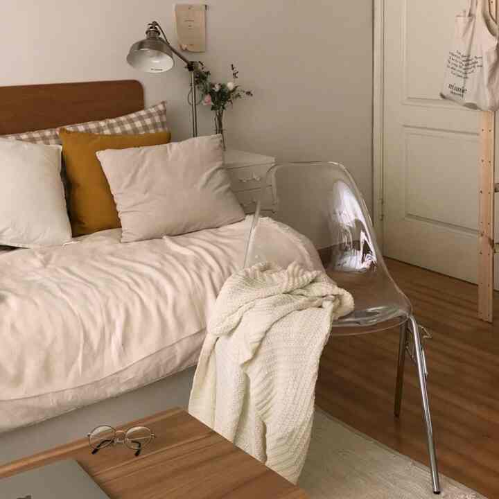 Natural modern style bedroom with white and wood tones, featuring simple and cozy decor