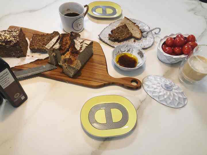 프레임퍼니처의 세라믹 식탁이 좋은 이유는 대부분 다른 세라믹이나 마블 식탁과는 다르게 상판 칼라가 따뜻해 보이 브라운톤이라는 점이다! 꼼꼼하게 완성한 크롬 레그까지 너무 예뿜🧚‍♀️🧚‍♀️