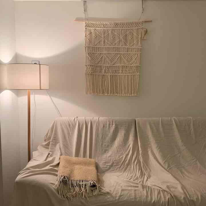 소파커버와 장스탠드 조명으로 따뜻하고 아늑해졌어요 ! 