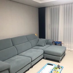 라이트블루 소파에 네이비커튼 조합
