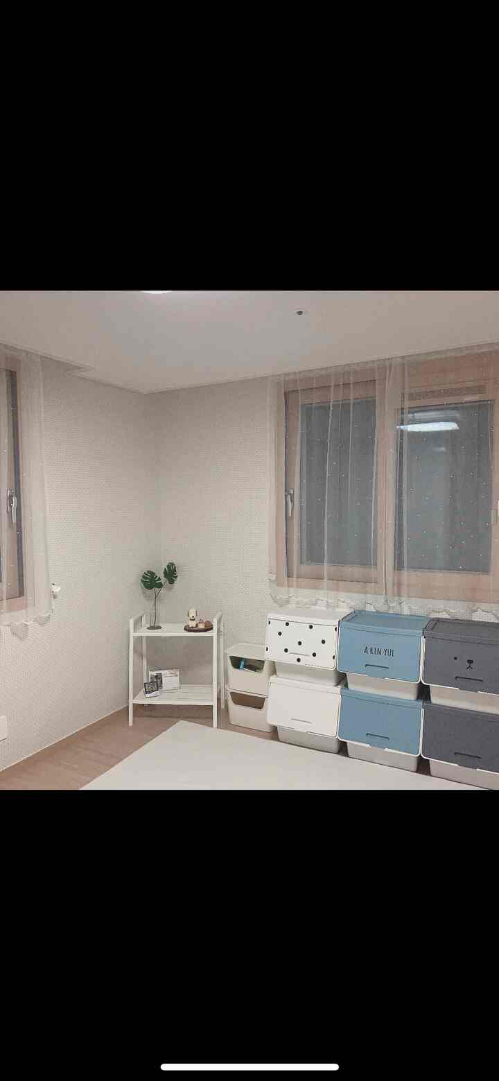 A neat and practical 6-tatami room in white and blue tones, featuring storage boxes and shelves arranged for efficient organization