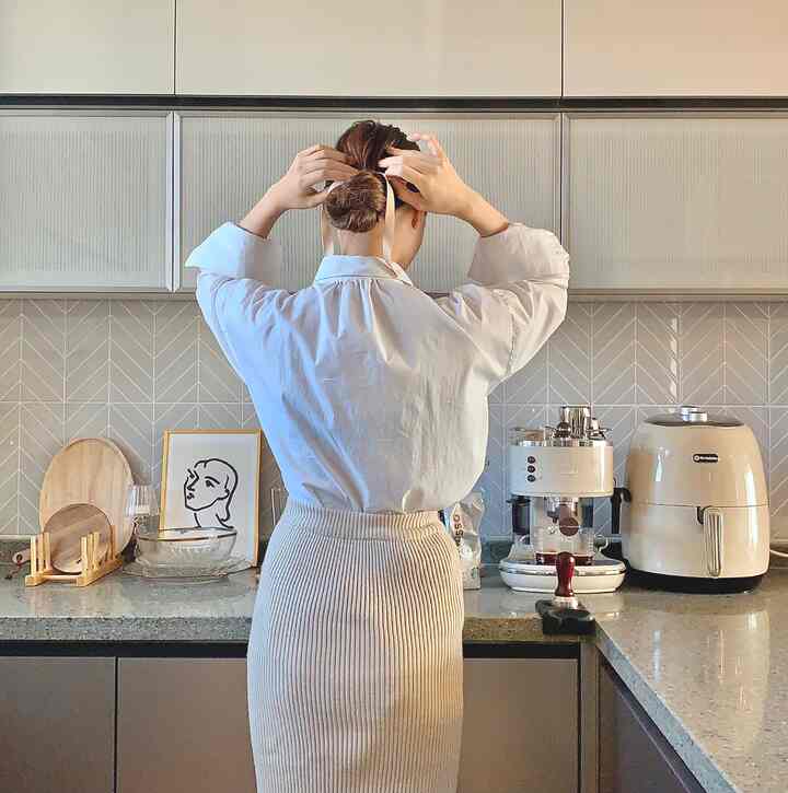 ベージュと木目調が調和したキッチン、ホームカフェの雰囲気を醸し出すコーヒーマシンと清潔感のあるインテリア