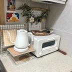 선물받은 발뮤다 주변을 꾸미다보니.. 
좋아하는것들로 가득 채워진 주방한켠!! 포트에 물이 튀어 
선반위로 올려주었더니 
이상해서 혼자 몇번을 바꾸는중입니다ㅠㅠ