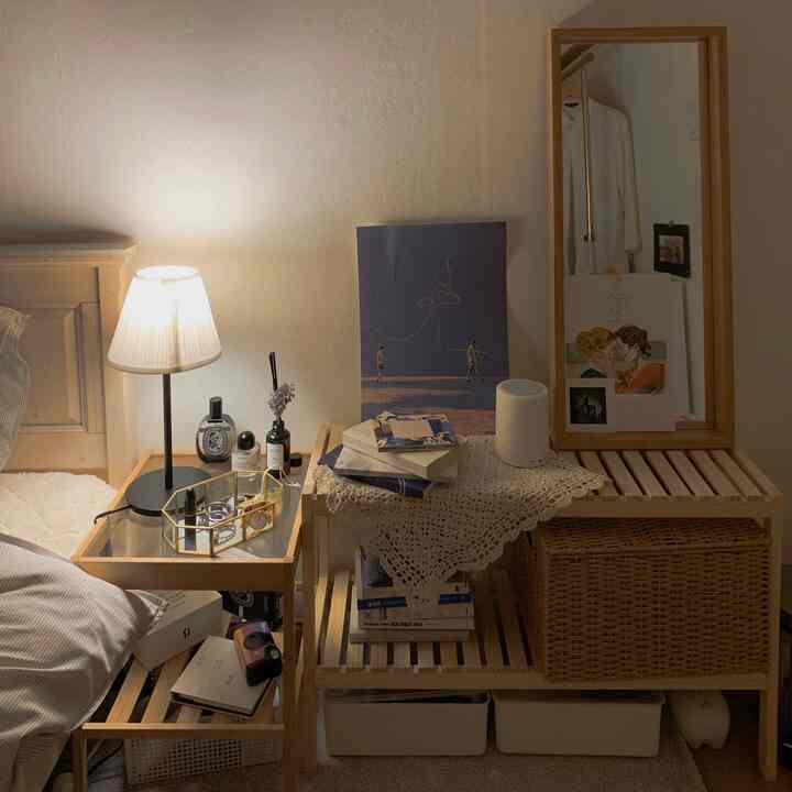 柔らかなベージュと木目調の寝室、ナチュラルな木製家具とテーブルランプが雰囲気のあるインテリア