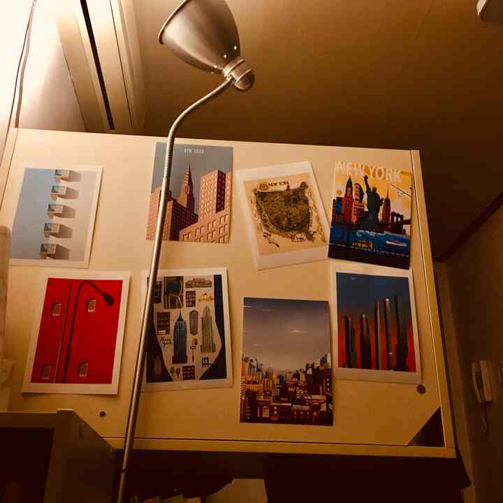 원룸의 효율적인 공간 활용을 위해서, 파티션을 따로 구매하지 않고도- 독서실형 책상을 배치해서 스터디 공간과 침실 공간으로 분리했습니다🥰 허전한 뒷면은 도시 느낌 뿜뿜나는🗽뉴욕갬성 미니 포스터들로 꾸미구요. 제가 좋아하는 모던함에 따뜻한 느낌이 잘 연출된 것 같아서 여길 바라보면 기분이 좋습니다 :)