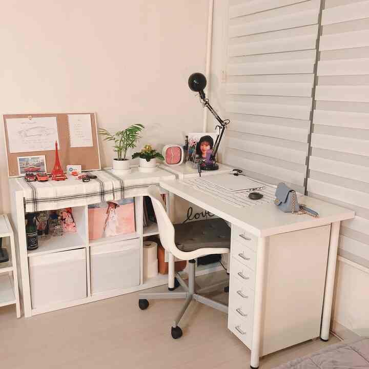 明るいホワイトとナチュラルトーンのホームオフィス、机と本棚、チェアが配置されたシンプルで清潔感のある空間