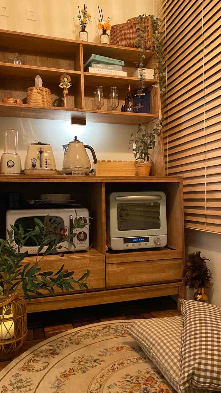 暖かいナチュラルトーンのキッチン、木製キャビネットと多様なキッチン家電が配置された雰囲気のある空間