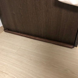 문밑에 공간이 있어서 방음이 안되서 구매했습니다. 바람막이용이라서 완벽하게 소음이 차단이 되진 않지만 방마다 설치하니 도움이 되는거 같습니당
