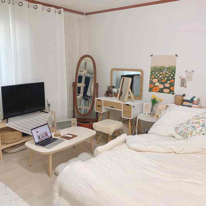 체리몰딩, 피할수없다면 즐겨라 2번째

이집에 일년넘게 살아오면서 아기고양이도 많이 크고 고양이한테 좋지않은 식물, 디퓨저, 먼지많은 러그 등을 치우고 캣타워, 미끄럼방지매트 등이 들어갔지만 그래도 최대한의 인테리어를 포기하지않고 가장 편리하고 편안한 집을 만들기위해 노력했어요 8평의 좁은 원룸이지만 있을건 다있고 최대한 집이 좁아보이지않게 인테리어했습니다. 홈파티도 가능해요!ㅎㅎ