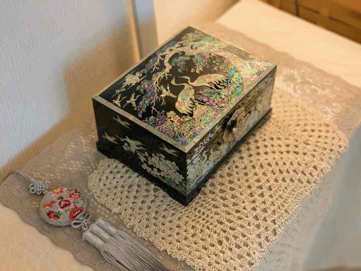 ベージュ色調の韓国風インテリア、伝統的な螺鈿箱とノリゲが配置された雰囲気のある空間