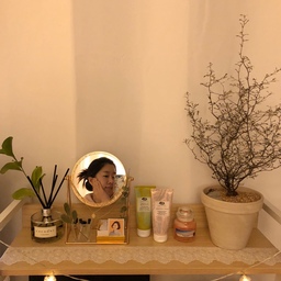 아늑하고 포근한 분위기의 인테리어와 소품을 좋아해요! 요즘은 우드,식물,골드에 빠져있는데 퇴근하고 집에서 쉬는 시간이 그렇게 평온할 수가 없어요😊