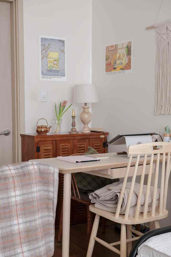 ナチュラルトーンのワンルームホームオフィス、デスクとチェア、収納キャビネットが配置された落ち着いた空間