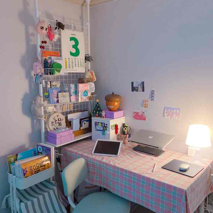 白とベージュのトーンのホームオフィス、机とオフィスチェア、ランプが配置された落ち着いた作業スペース