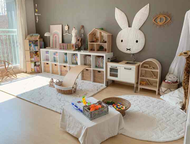 ナチュラルカラーと北欧スタイルの陽光あふれる子供部屋、大きなラグや本棚、子供向け家具が配置された印象的な空間