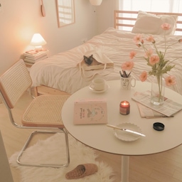 꽃으로 집 안에 봄 분위기를 더해봐요🌸 (침구는 데코뷰 제품인데 앞면은 리프패턴으로 디자인 되어 있고, 뒷면은 베이지컬러로 되어 있어서 이렇게 뒤집어서 베이지컬러의 침구로 사용하기도 해요)