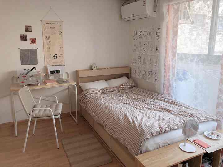 ナチュラルカラーのシンプルな家具が配置された一人暮らしの寝室、ホームオフィススペース付きのインテリア