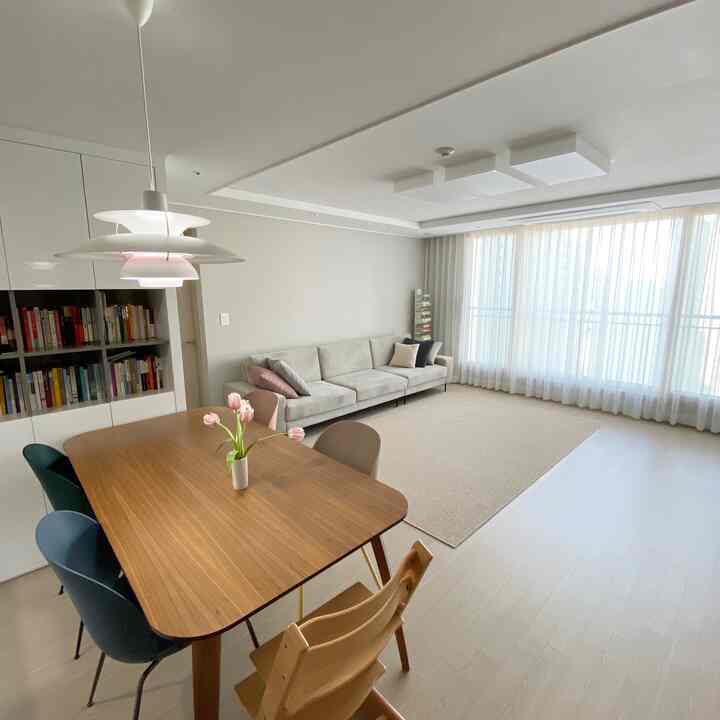 깔끔, 아늑, 따뜻 세가지를 갖춘 거실 느낌을 원해서 그렇게 꾸미려고 노력했어요💛