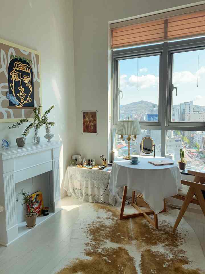 동향 집의 귀한 아침햇살✨🌞
화이트,베이지,원목 느낌이 주는 따듯함..
그리고 제 그림으로 포인트를 주었어요:)
