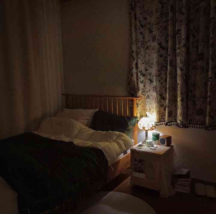 짙은 녹색과 원목으로 따뜻한 침실