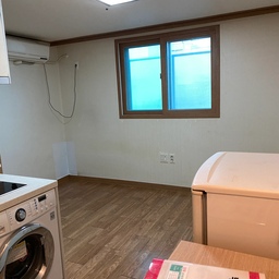 인스타 @zipbora
독립 첫 자취원룸집이에요◡̈ 
위치,교통,편의점,빨래방,3층 저에게 최적화된 공간이라고 생각하고 계약완료!
입주 전에 꼼꼼히 보는데 벽지가 엉망이더라구요 ㅠㅠ 또 공간활용을 어떻게 해야할지 고민이 많이 됐어요