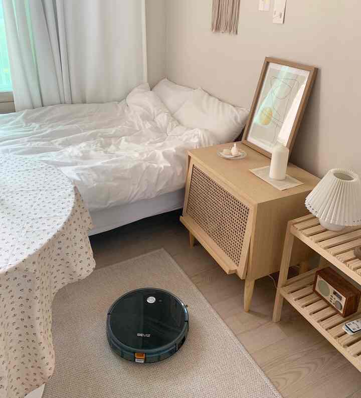 白と木目調が調和した寝室、ナチュラルな木製家具と整った寝具が配置された落ち着いた雰囲気のインテリア