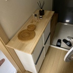(우선 널부러진 신발들은 양해를..) 
좁은부엌과 화장실 사이 복도공간 
프랑코 2단 분리수거함 2개로 꽉 차서
다른 선반을 추가로 들여 놓을 수 없고, 
좁은 주방도 답답해서 어쩌지 하던 찰나에 
조금 부실해보이는 분리수거함들의 플라스틱 윗면.. 
뭔가 계속 신경쓰이더라구요. 
게다가 원래 하나가 아니라 두개가 붙어있어서 
뭘 올려도 제 눈에는 예쁘지 않았고 불안했어요. 

순간 스치는 생각! 
모든걸 해결해줄 원목 상판 하나면 되지 않을까? 
맞는 사이즈를 주문제작 할까싶다가도 
평소에 아일랜드 식탁 느낌의 가구가 너무 갖고싶었거든요.. 
좁은 원룸복층이라 공간이 없어서 못넣었는데,
이참에 나만의 다용도 아일랜드식탁을 만들어보자!
라는 생각을 갖고 서칭하기 시작했어요.
쿠팡에서 가로세로 비율만 같고 
조금 큰 상판을 발견해서 재빨리 구매..! 
결론은 정말 만족합니다. 

들어올 때나 나갈 때나 멀리서 볼 때 
예뻐서 다 만족스러워요. 
다용도로 잘 쓰이고 있습니다. ❤