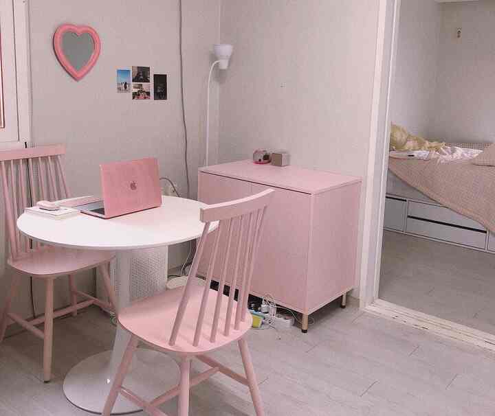 明るいホワイトの壁とピンクの家具が配置されたコンパクトなホームオフィスのインテリア
