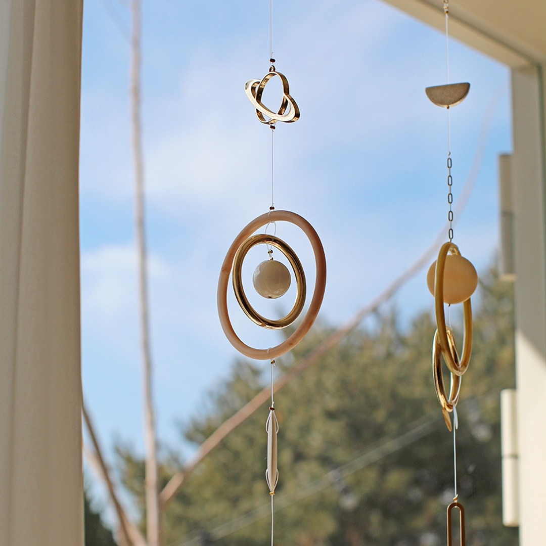 오즈앤엔즈 beige orbit sun catcher