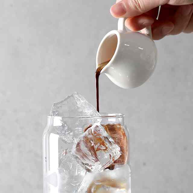 コリン ホワイト セラミック ミニミルクピッチャー