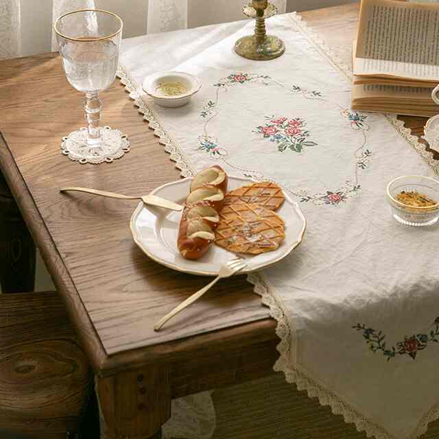 レトロマリアン刺繍 テーブルランナー