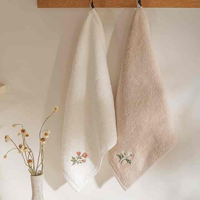 Daisy Embroidered Kitchen Towel Set (2-Pack)